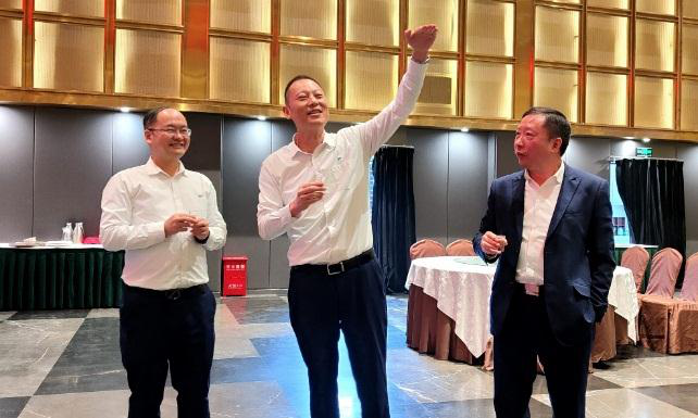 禮贊勞動者——天馬玻璃隆重舉行2021 年勞動競賽、專利獲得者表彰大會(圖1)